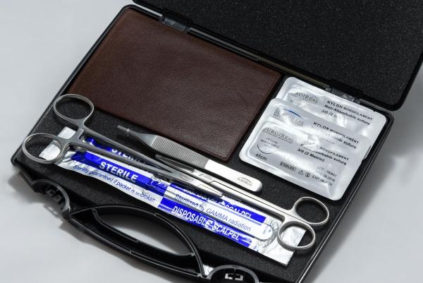 Erler-Zimmer Nahttrainingsset mit mittelgroßem 5- lagigem RealSuture Nahtpad ohne Gefäße dunkelhäutig Erler-Zimmer Nahttrainingsset mit mittelgroßem 5- lagigem RealSuture Nahtpad ohne Gefäße dunkelhäutig